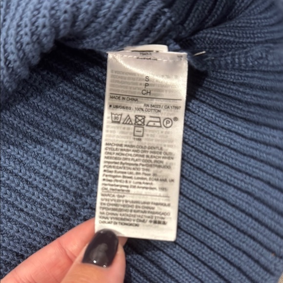 GAP V-Neck Maternity Sweater - Picture 5 of 5